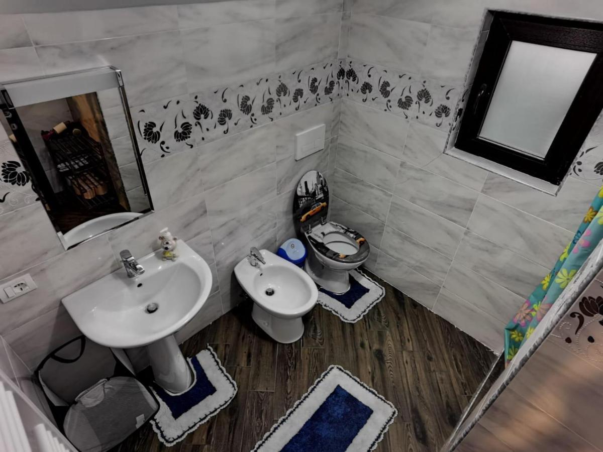 Villa Vila Ella à Căpăţîneni-Ungureni Extérieur photo